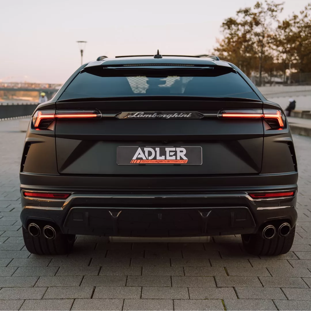 Lamborghini Urus in Schwarz von hinten mieten