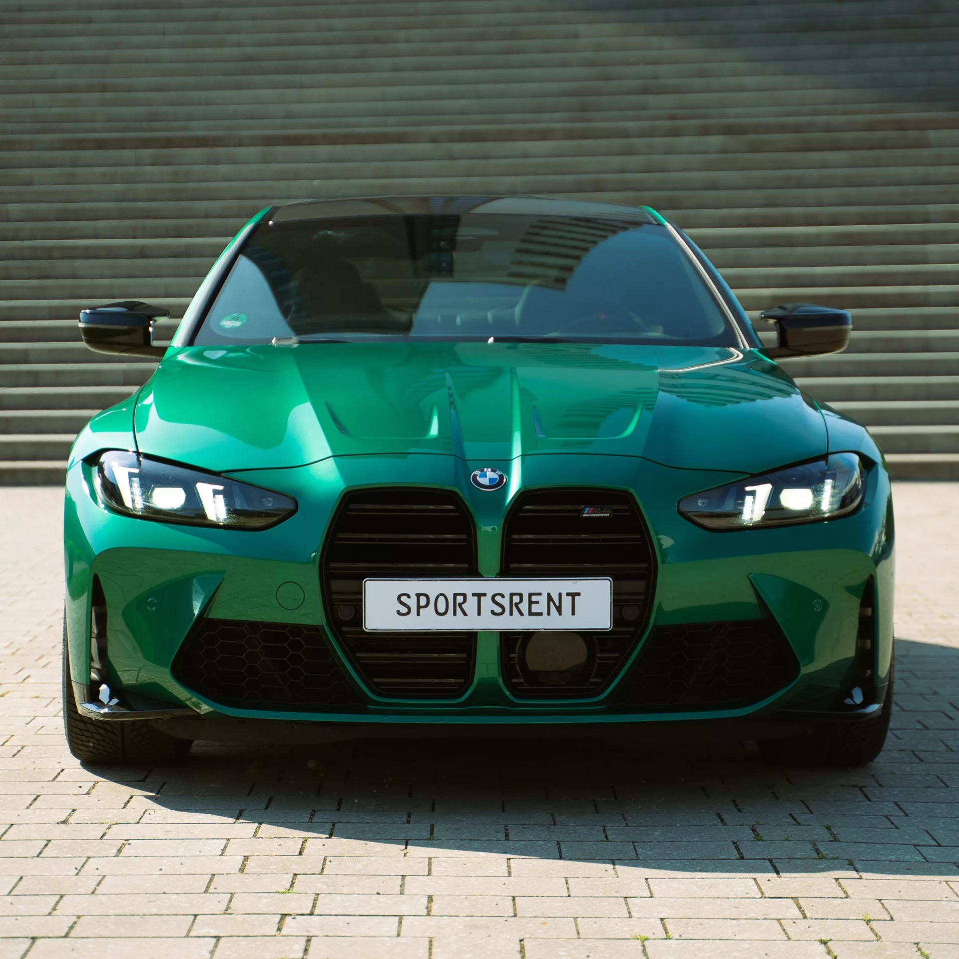 BMW M4 Competition in Grün mieten - Frontansicht.