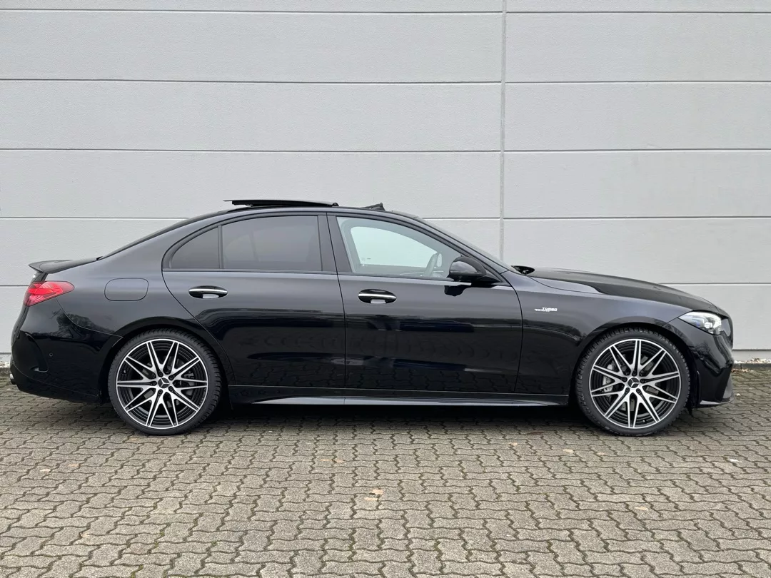 Mercedes C43 AMG in Schwarz von der Seite mieten