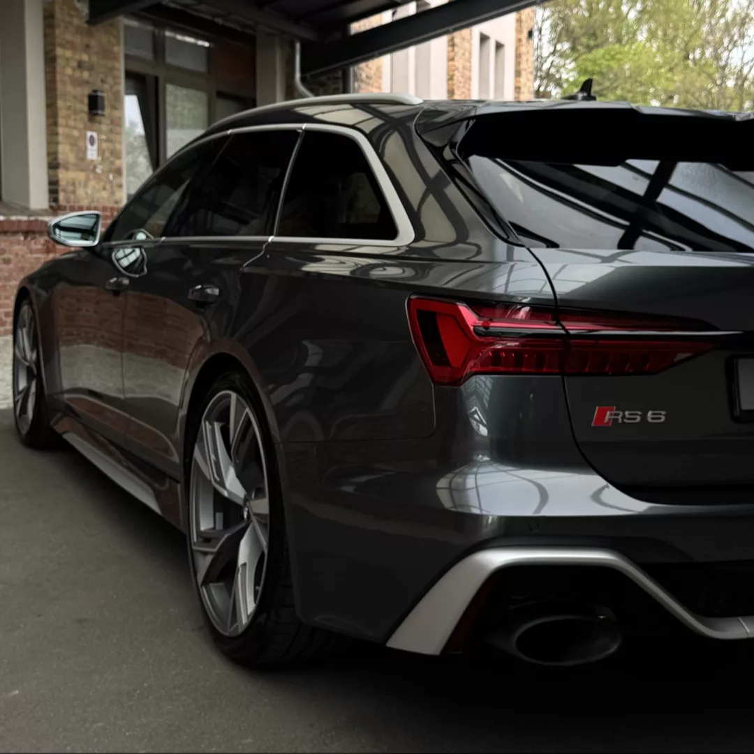 Audi RS6 C8 in Grau von hinten mieten
