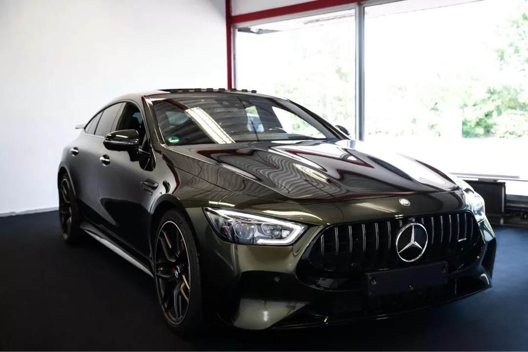 Mercedes Benz GT63S AMG Facelift in Schwarz mieten - Frontansicht.