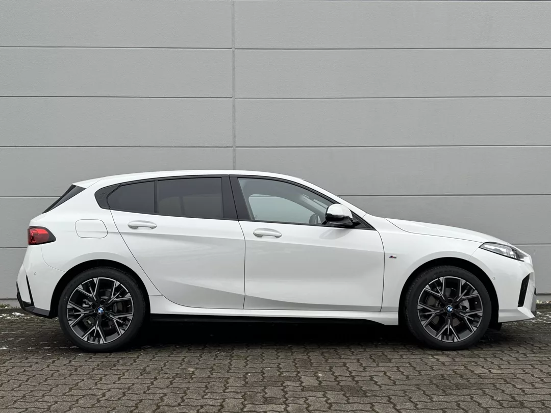 BMW 1er 120 M Sport in Weiß von der Seite mieten
