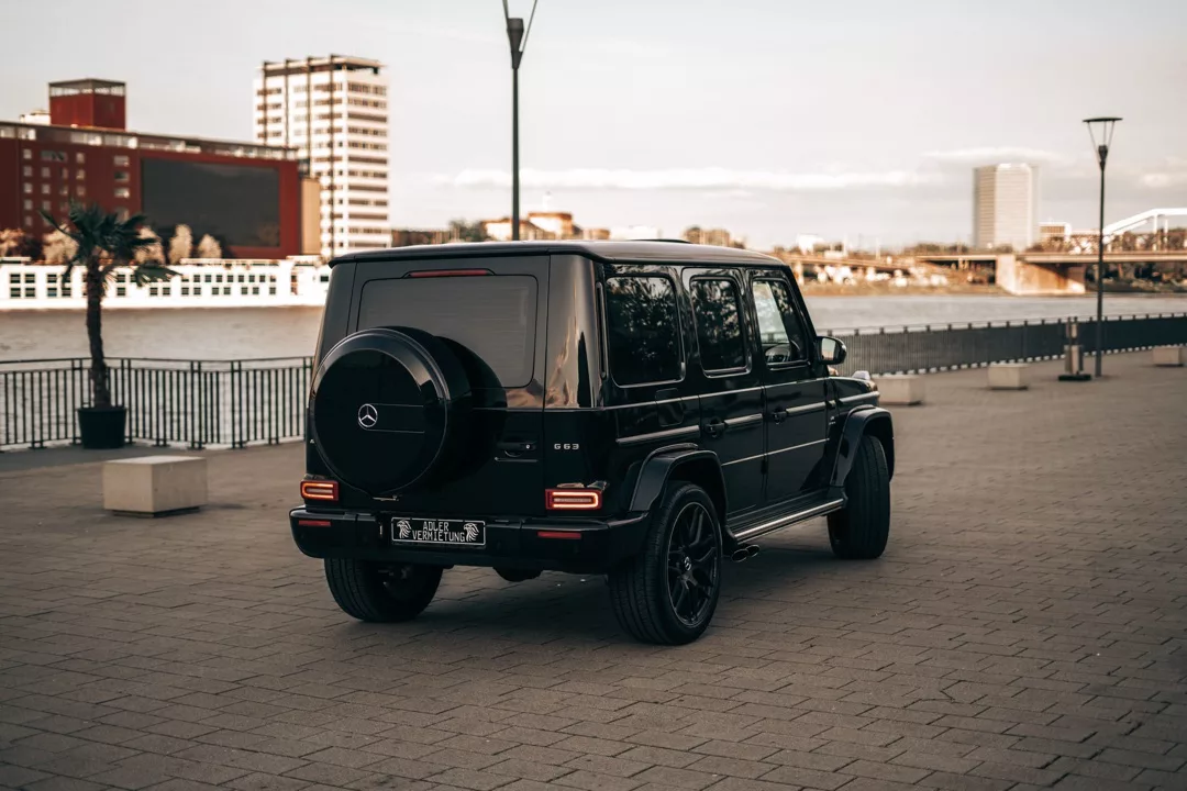 Mercedes G63 in Schwarz von hinten mieten