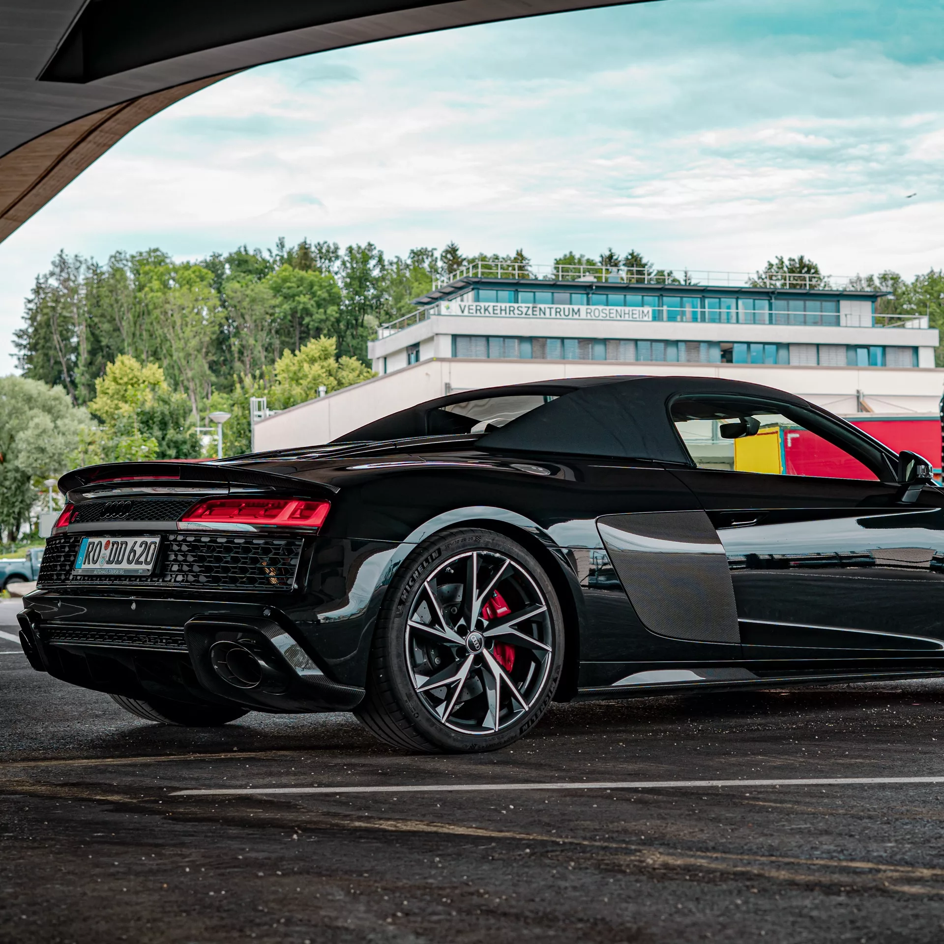 Audi R8 V10 Performance Spyder in Schwarz von hinten mieten
