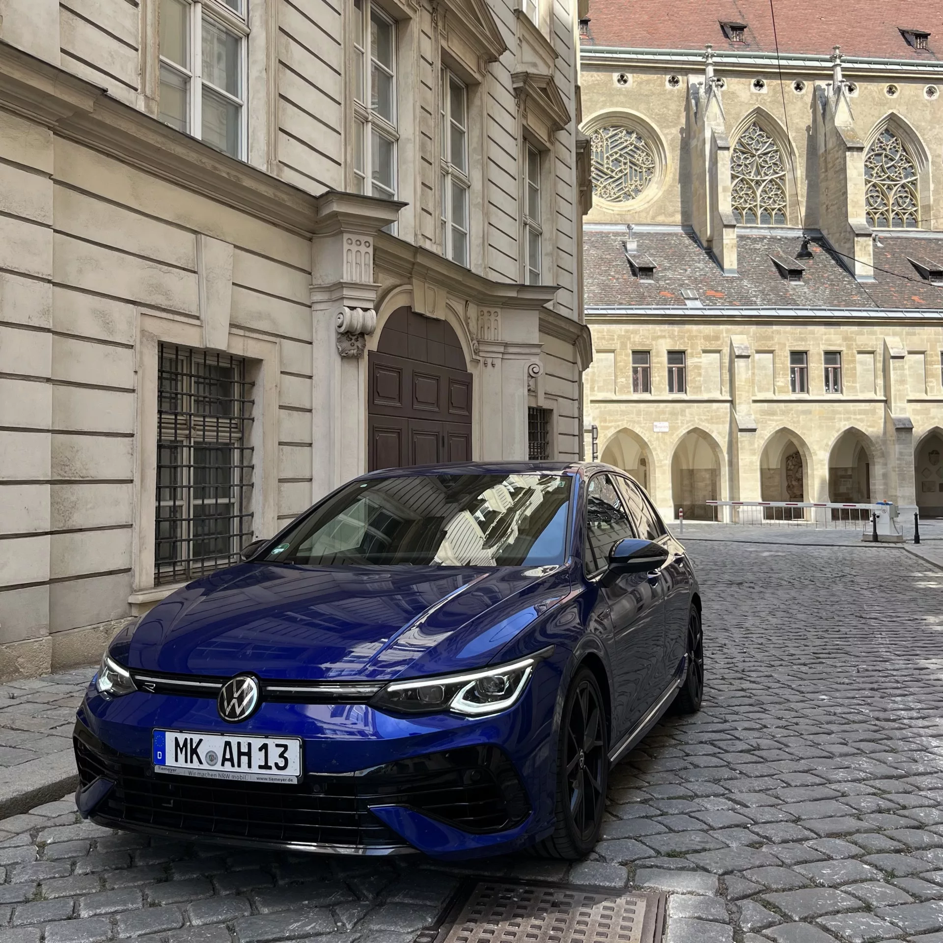 VW GOLF 8 R Performance AKRAPOVIC in Blau front mieten