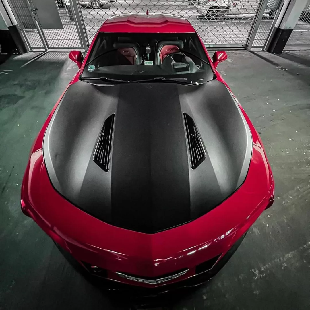 Chevrolet Camaro SS 6.2 V8 in Rot mit schwarz lackierter Motorhaube mieten.