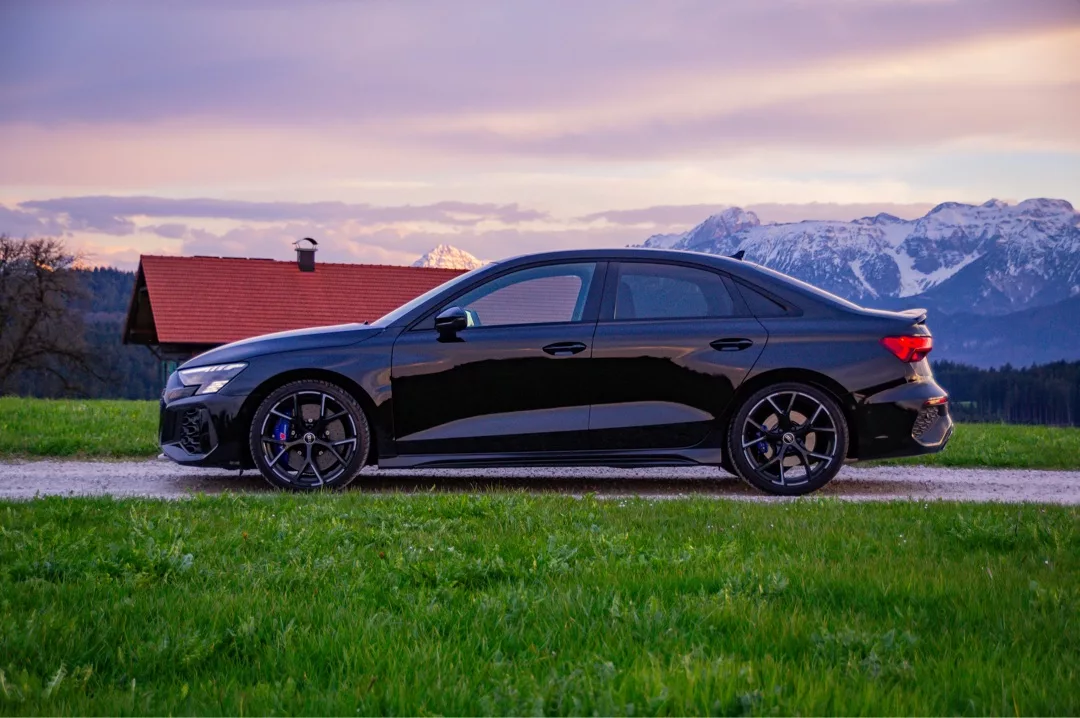 Audi RS3 Limousine in Schwarz von der Seite mieten