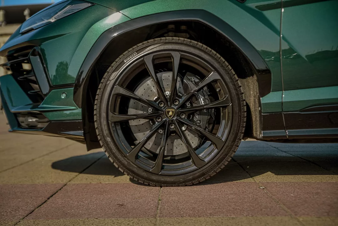 Lamborghini Urus S in Grün mieten - Detailansicht Rad und Felge.