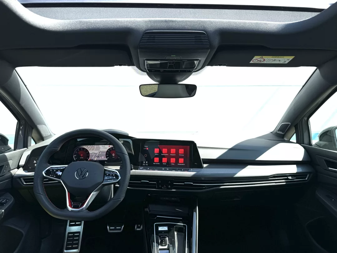 VW Golf 8 GTI Clubsport Akrapovic Innenraum mit digitalem Cockpit mieten.