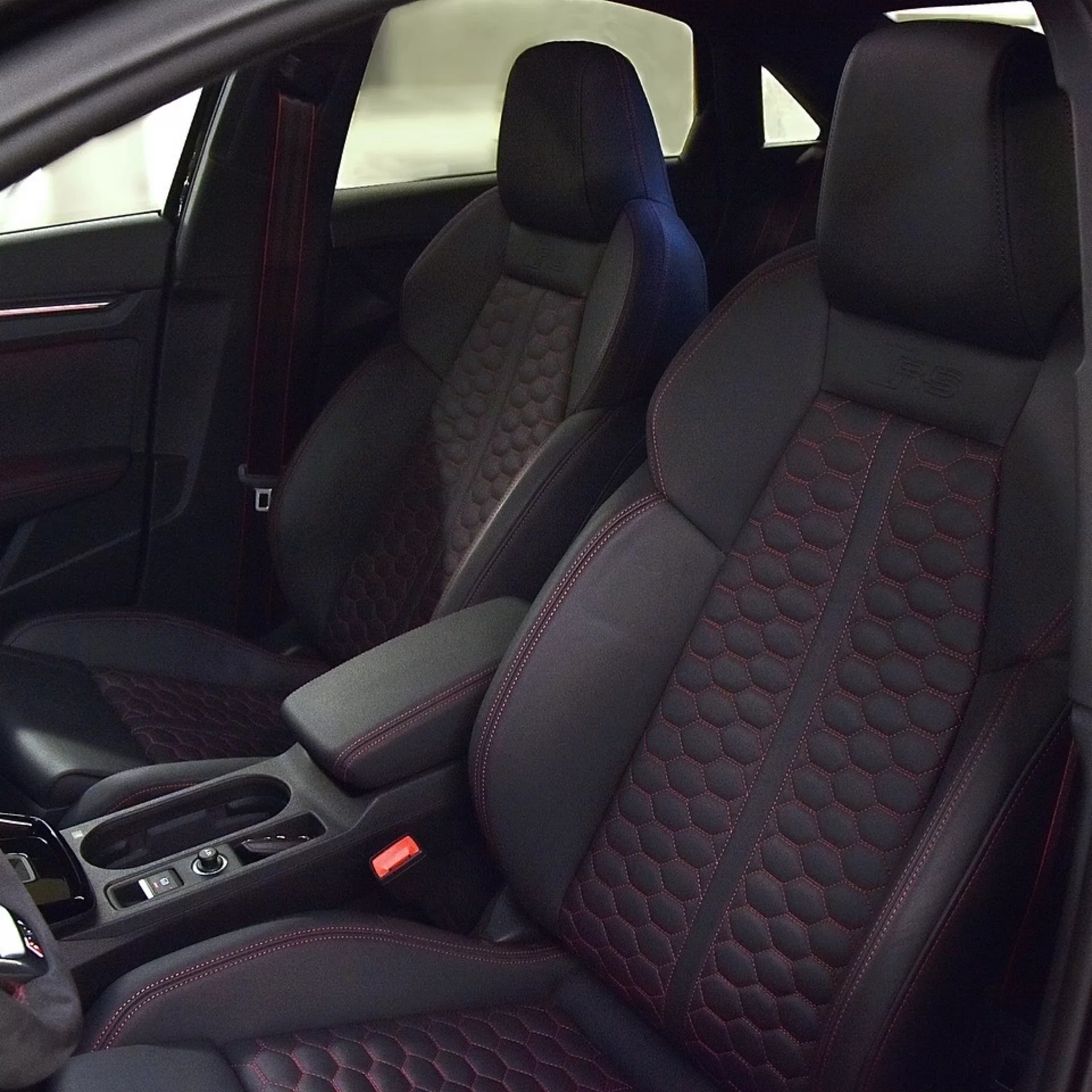Audi RS3 Limousine Innenraum mit Sportsitzen mieten