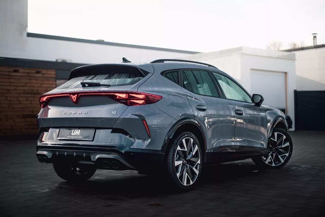 Cupra Formentor VZ in Grau von hinten mieten
