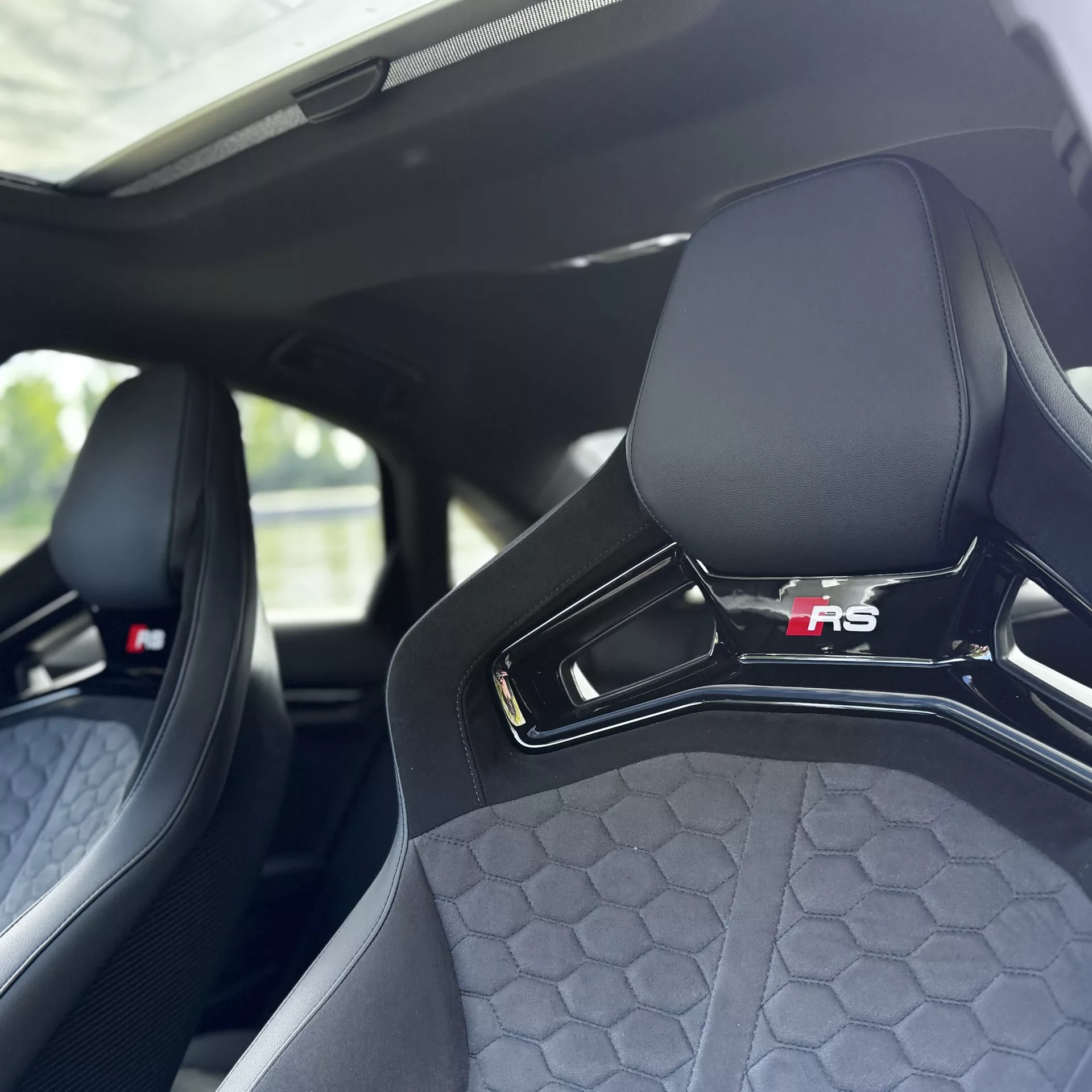 Audi RS3 FACELIFT 2025 Innenraum mit sportlichen Sitzen mieten