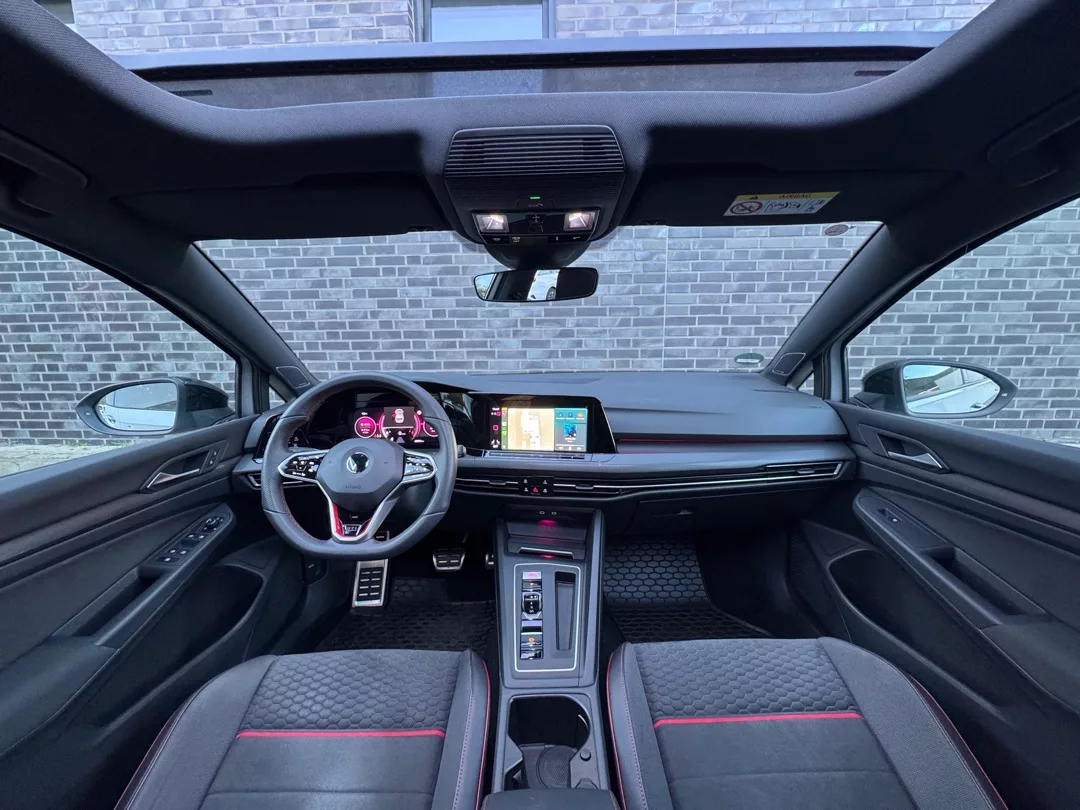 VW Golf 8 GTI Clubsport Innenraum mit Ledersitzen mieten