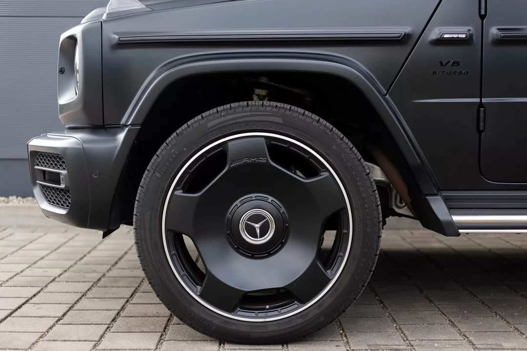 Mercedes Benz G63 - 2023, Matt Schwarz, Seitenansicht des Rads mieten.