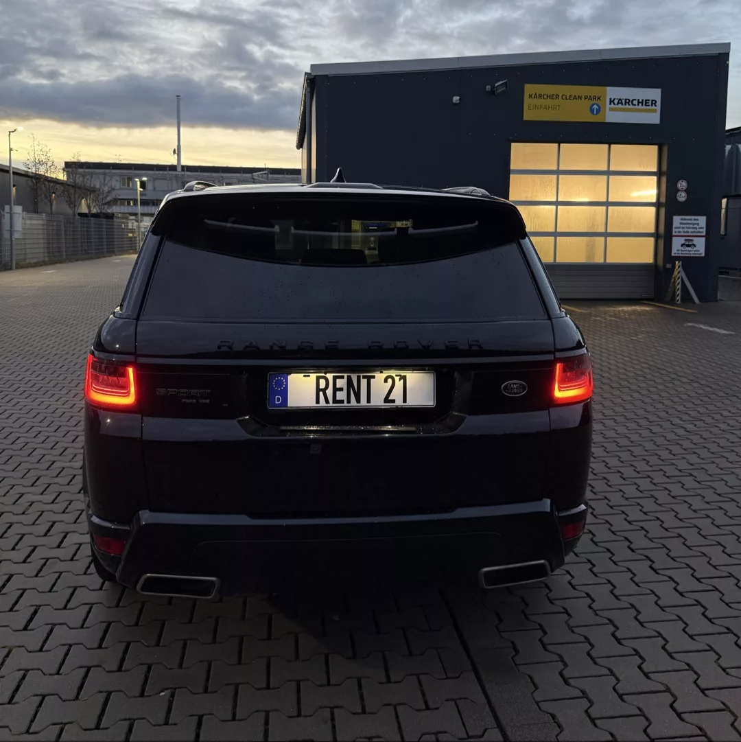 Range Rover Sport V8 in Schwarz von hinten mieten