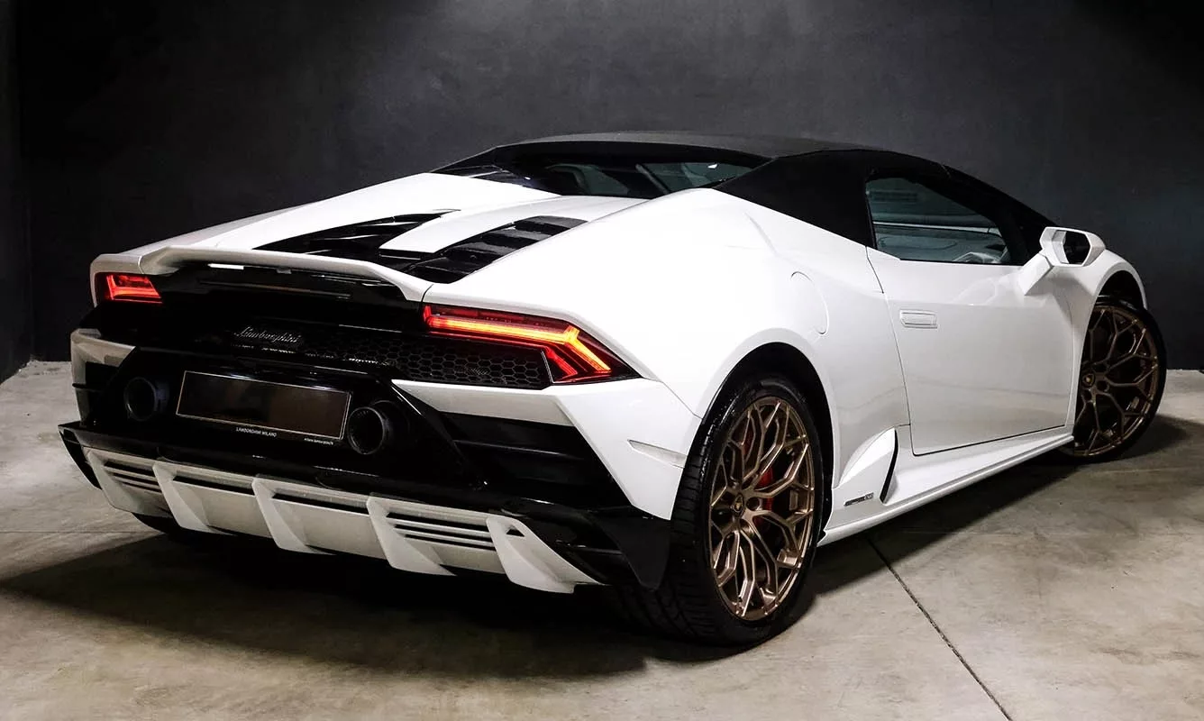 Weißer Lamborghini Huracan EVO Spider in einer Garage, Rückansicht.