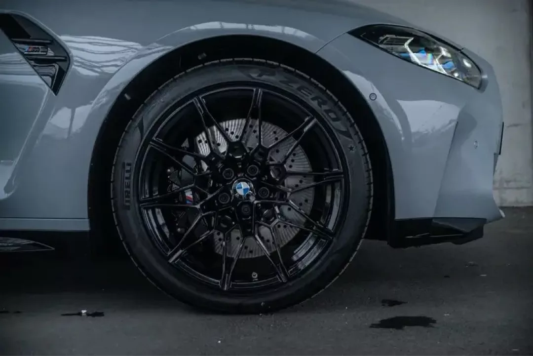 BMW M3 Competition mit schwarzem Leichtmetallrad und Pirelli-Reifen.