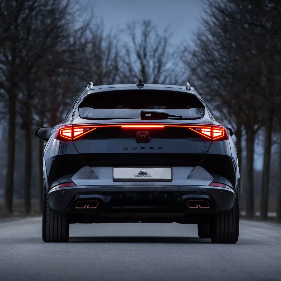 Cupra Formentor VZ in Schwarz von hinten mieten.