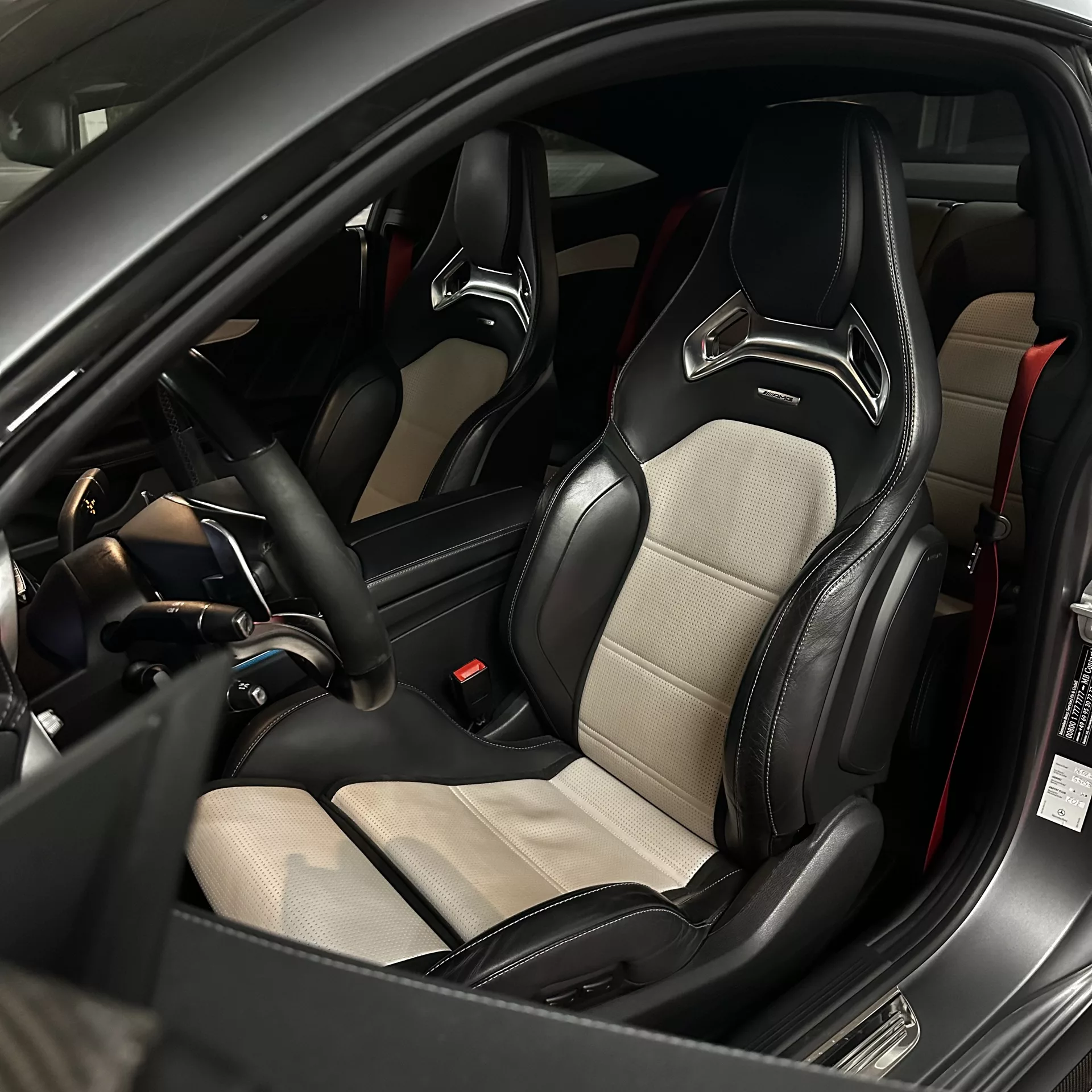 Mercedes C63s AMG Innenraum mit Sportsitzen mieten