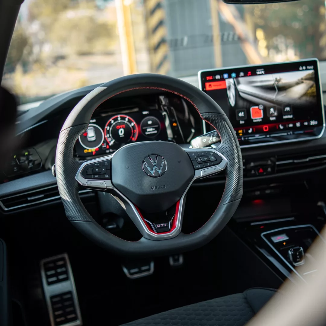 Golf 8 GTI CS Innenraum mit Multifunktionslenkrad mieten