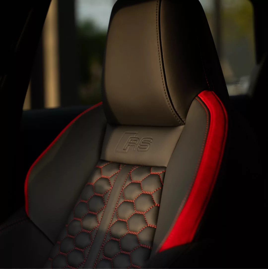 Audi RS3 Facelift Limousine Innenraum mit Sportsitz-Detail mieten.