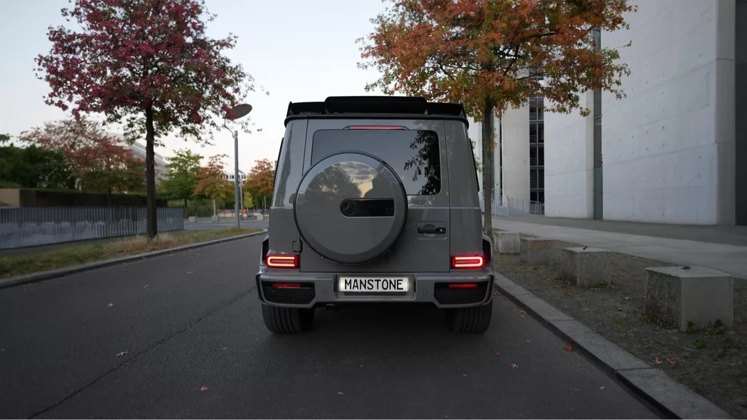 Brabus G700 G-Klasse Heckansicht in Grau mieten