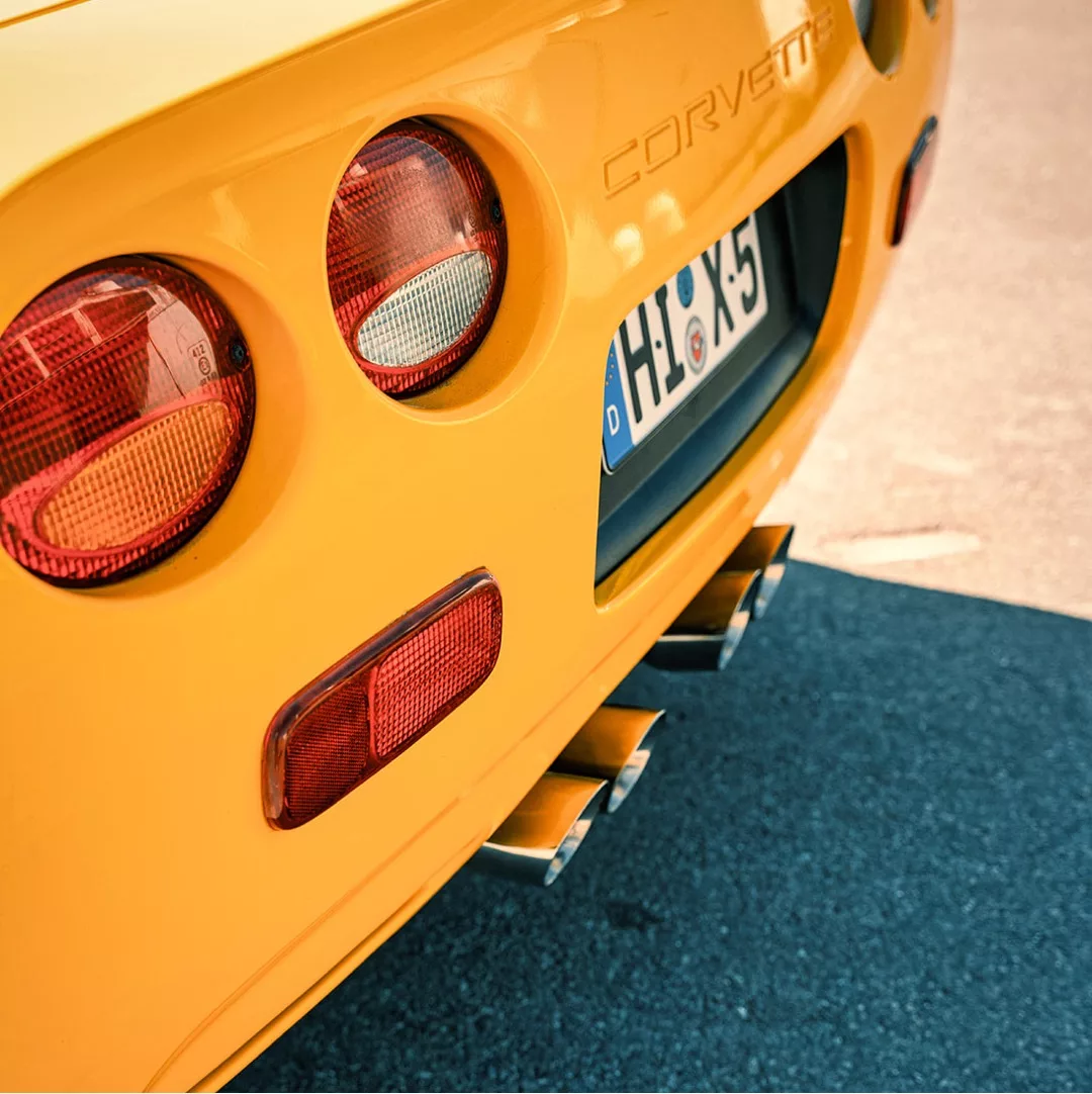 Corvette C5 Cabrio in Gelb von hinten mieten