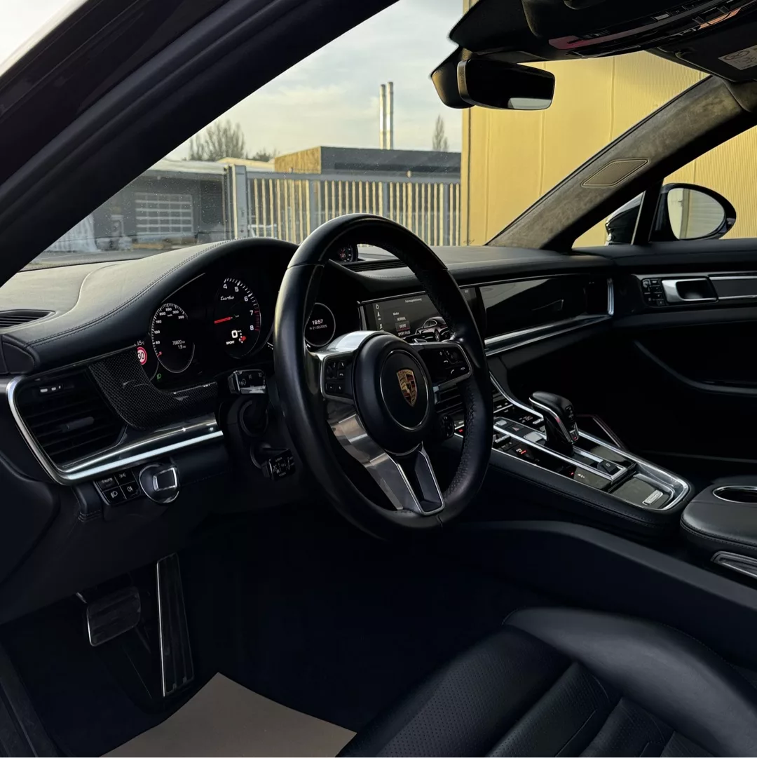 Porsche Panamera Turbo Cockpit mit Lederarmaturen mieten