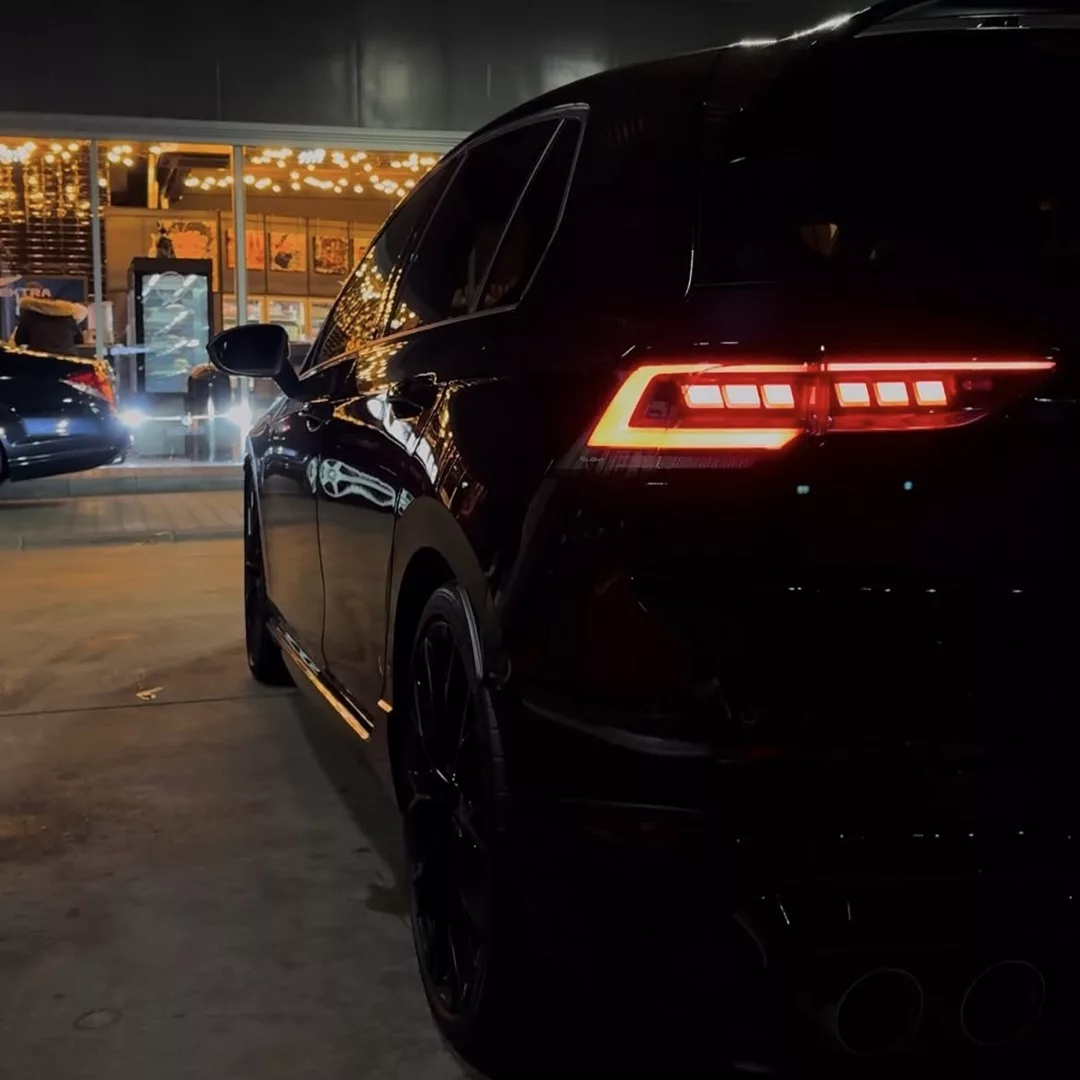 Golf 8R Akrapovic in Schwarz, Rückansicht in der Nacht mieten