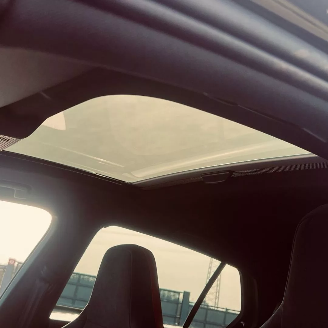 VW Golf 8 GTI Clubsport Akrapovic Innenraum mit Schiebedach mieten.