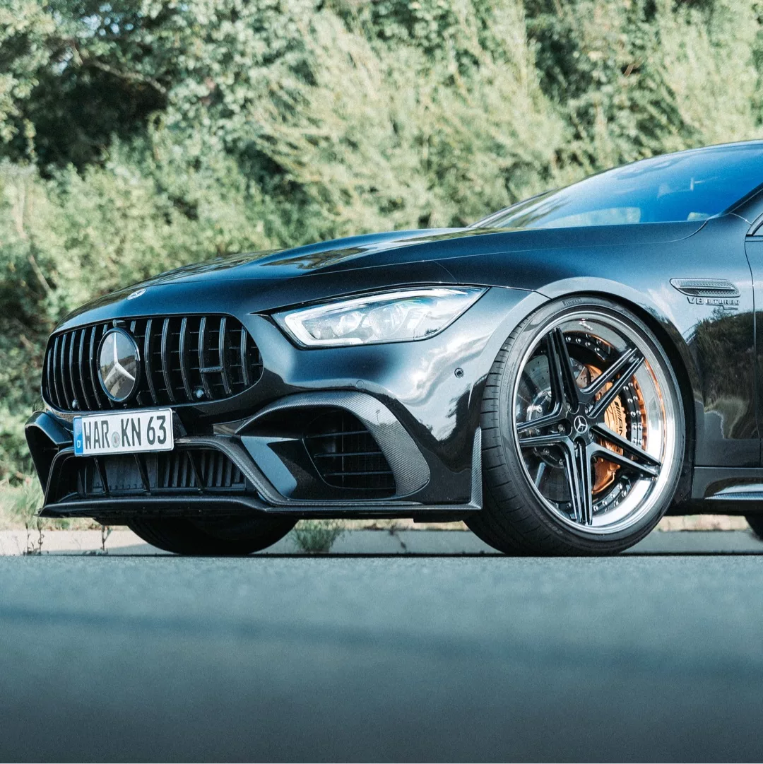 Mercedes AMG GT63s in Schwarz mieten - Frontansicht mit Sportfelgen