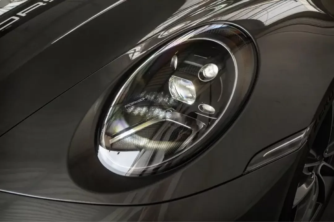 Nahaufnahme eines Porsche 911 Carrera S (992) Scheinwerfers.