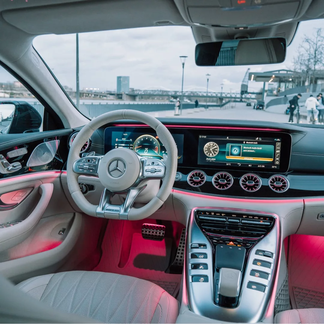 Mercedes-AMG GT 63 Innenraum mit Ambientebeleuchtung mieten