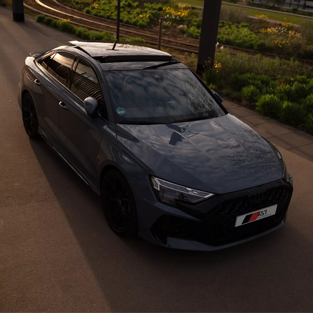 Audi RS3 Facelift Limousine in Grau von oben mieten