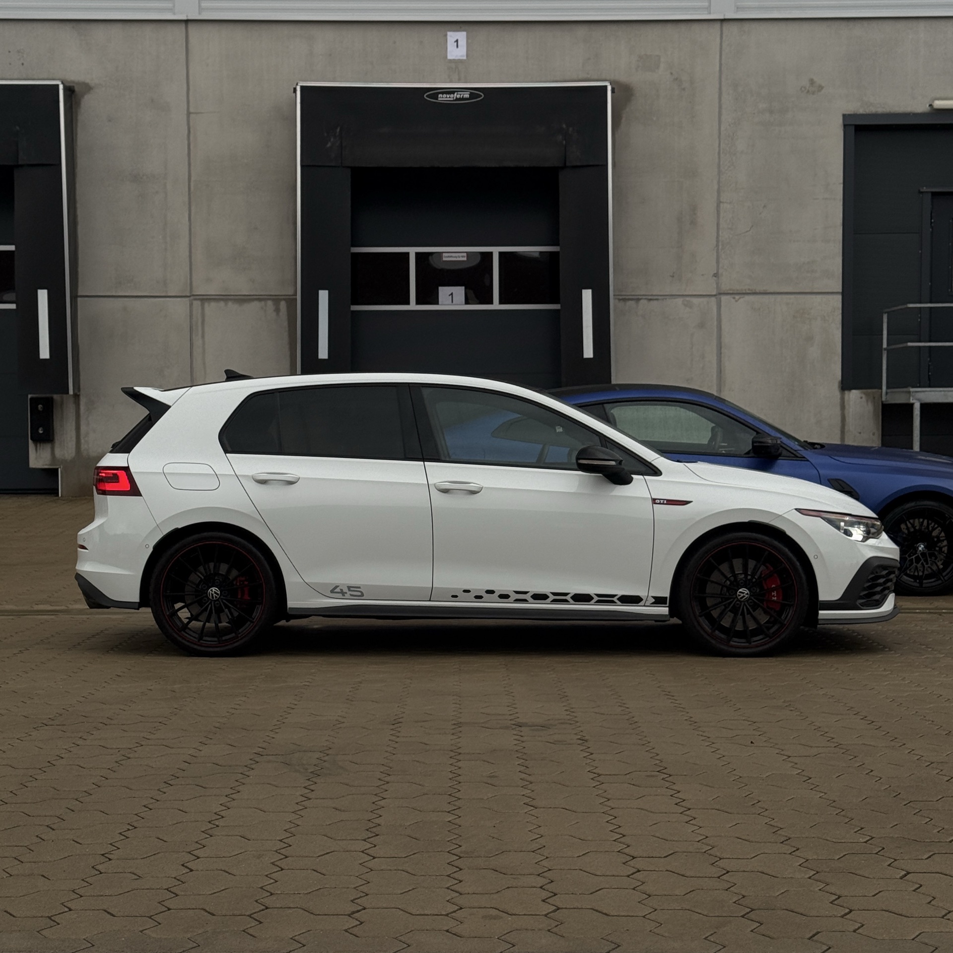 2022 VW null Seitenansicht links - Mieten in Düsseldorf