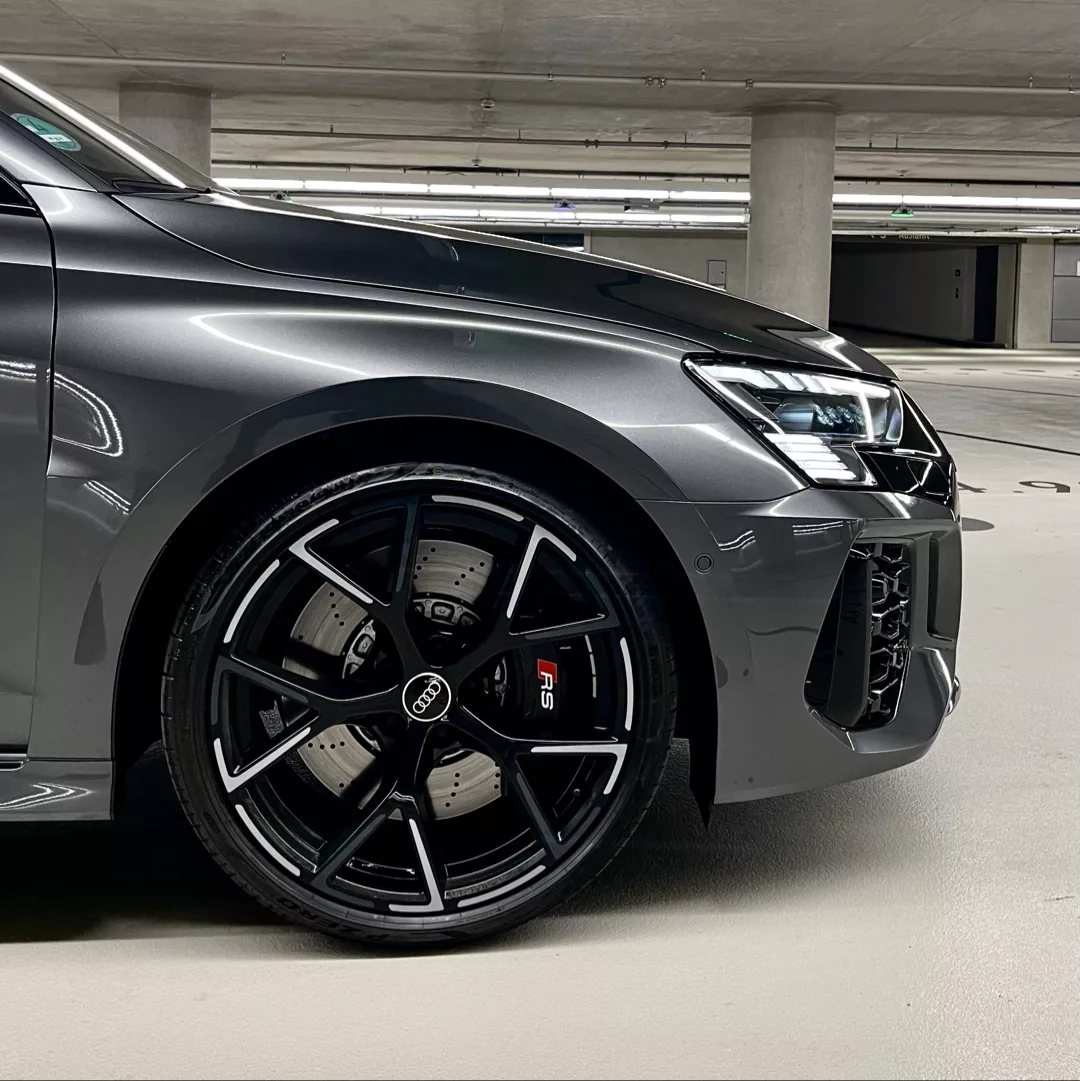 Audi RS3 in Grau mieten - Seitenansicht der Vorderreifen im Parkhaus