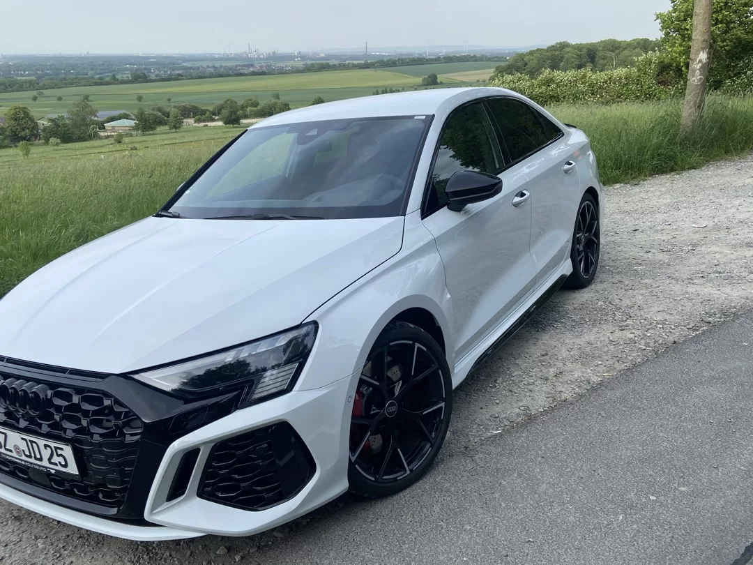 Audi RS3 Limousine in Weiß mieten - Front- und Seitenansicht