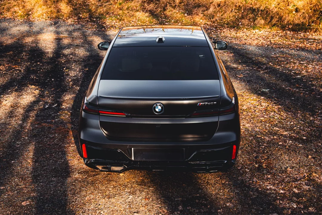 BMW M760e in Schwarz von hinten mieten