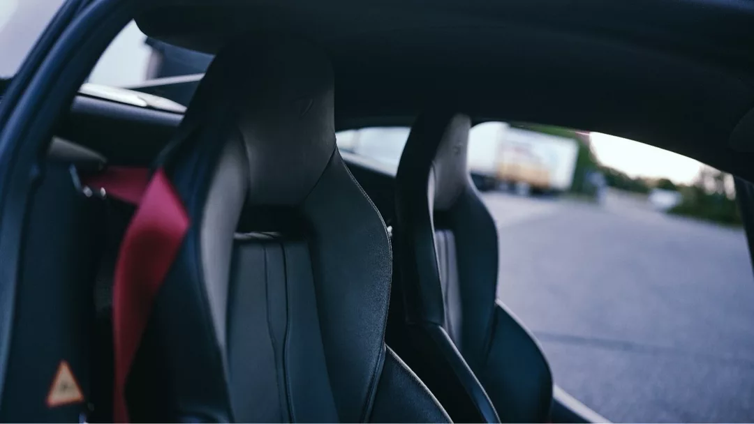 Mclaren 600LT Innenraum mit schwarzen Sportsitzen mieten