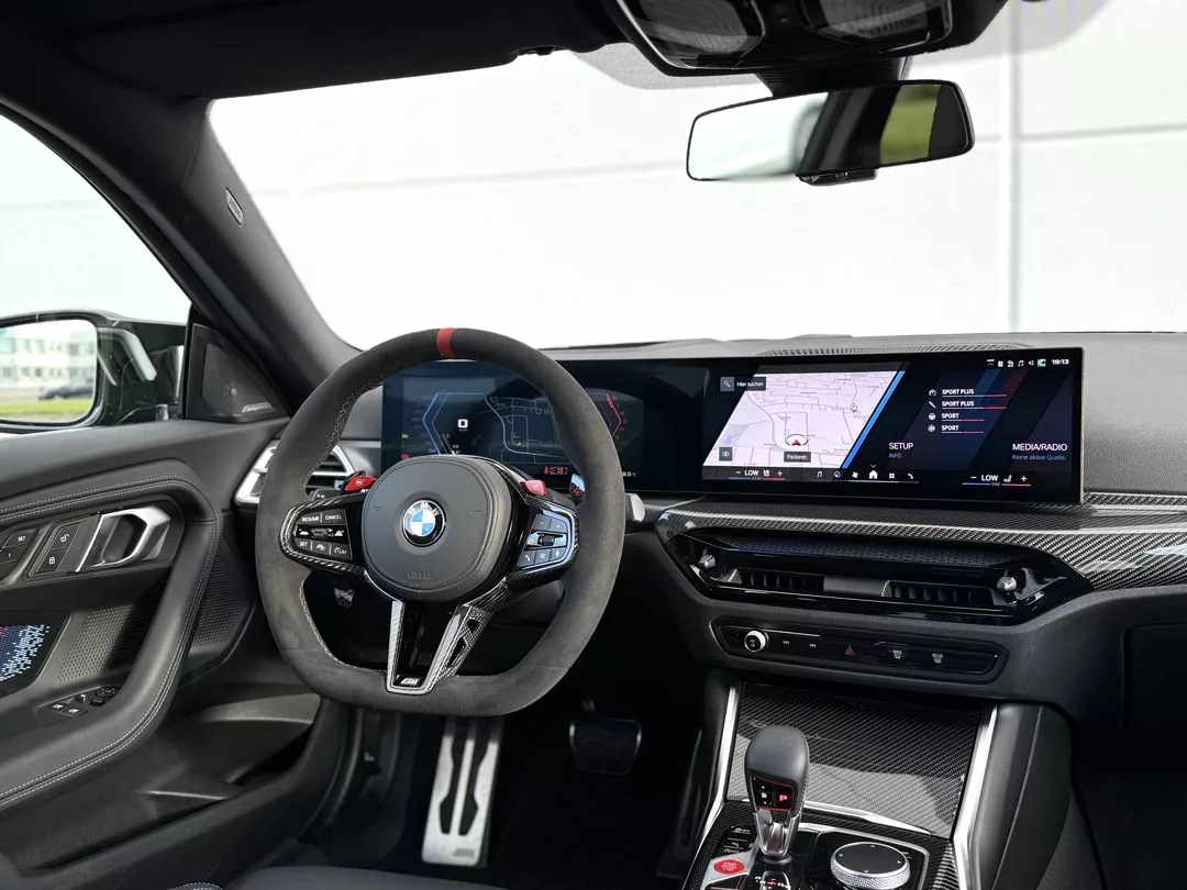 BMW M2 Coupe 480PS Innenraum mit Lenkrad mieten