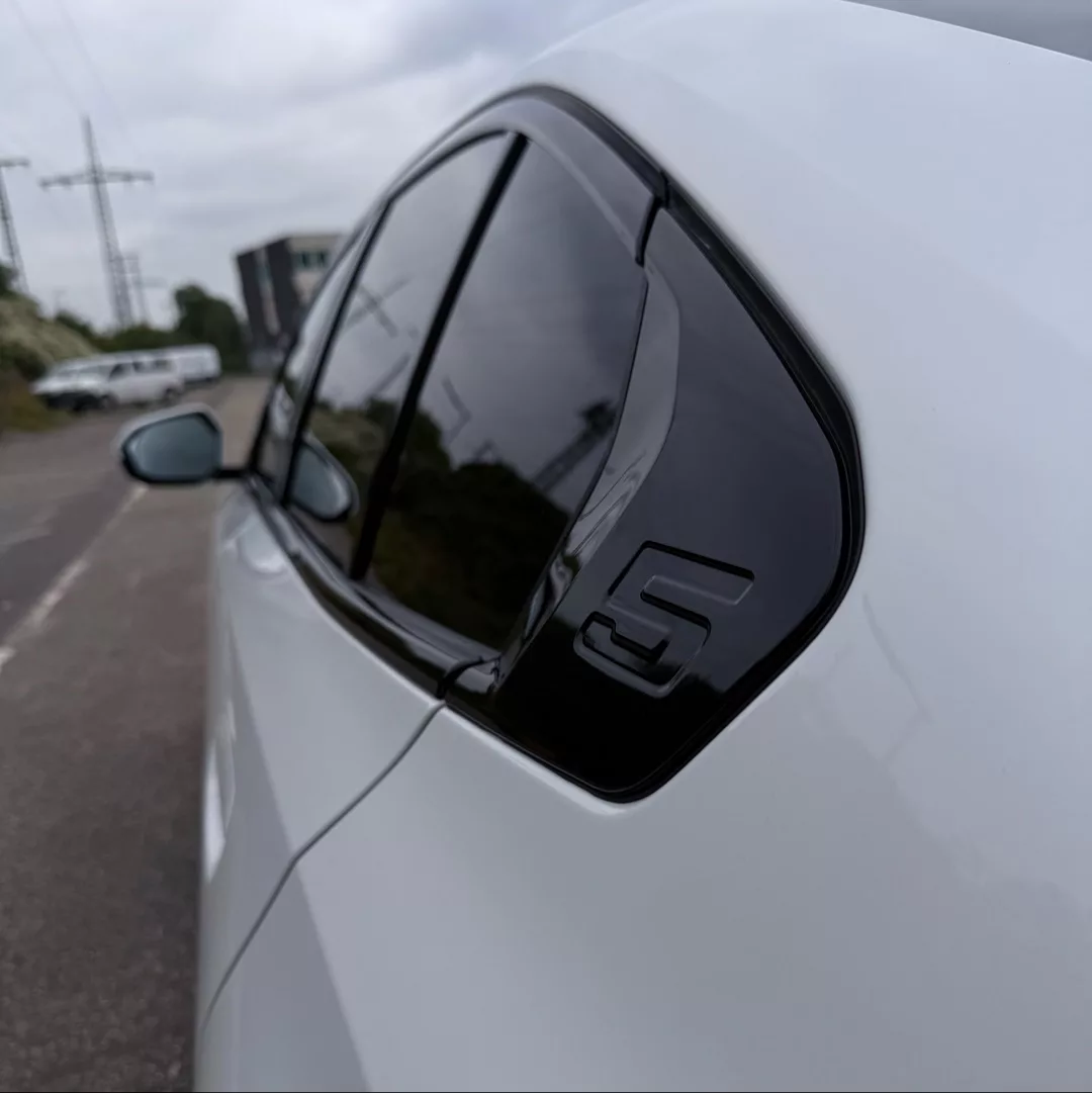 BMW 520d xDrive Limousine in Weiß, Seitenansicht mieten