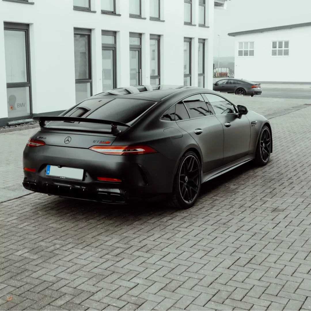 Mercedes GT63S AMG in Schwarz von hinten mieten