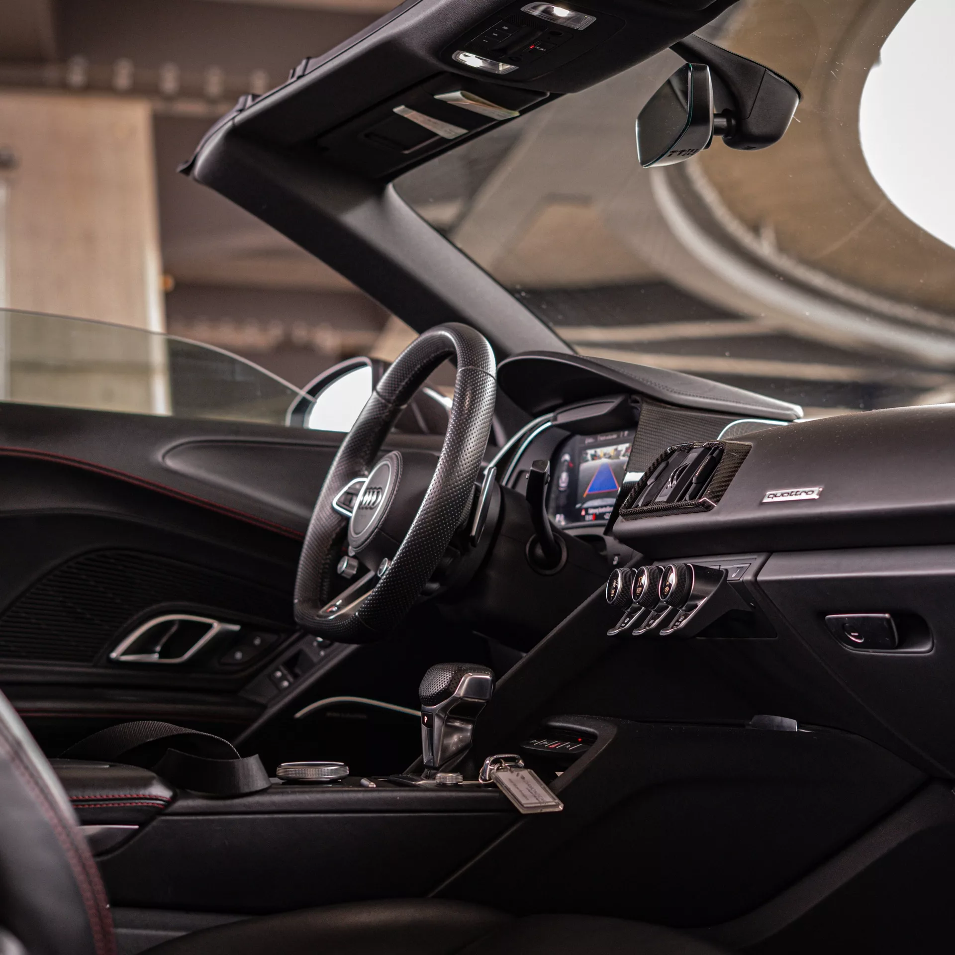 Audi R8 V10 Performance Spyder Innenraumansicht mit Leder und Details mieten