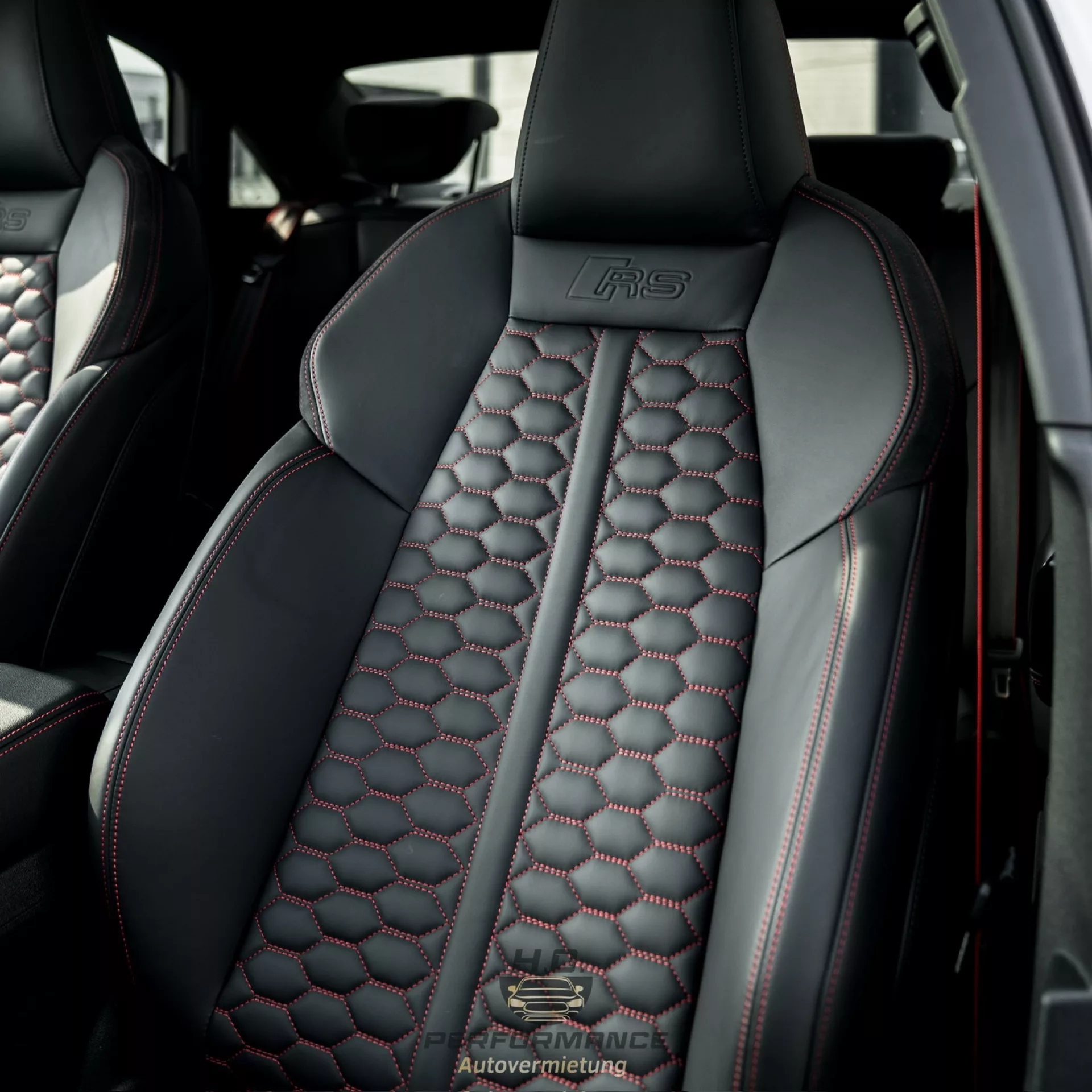 Audi RS3 Facelift 2025 Innenraum mit Sportsitzen mieten