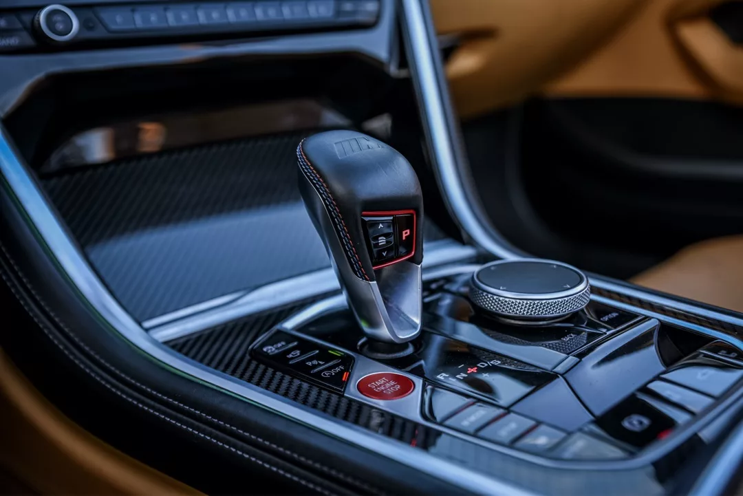 BMW M8 Competition Cabrio Innenraum mit Schalthebel mieten