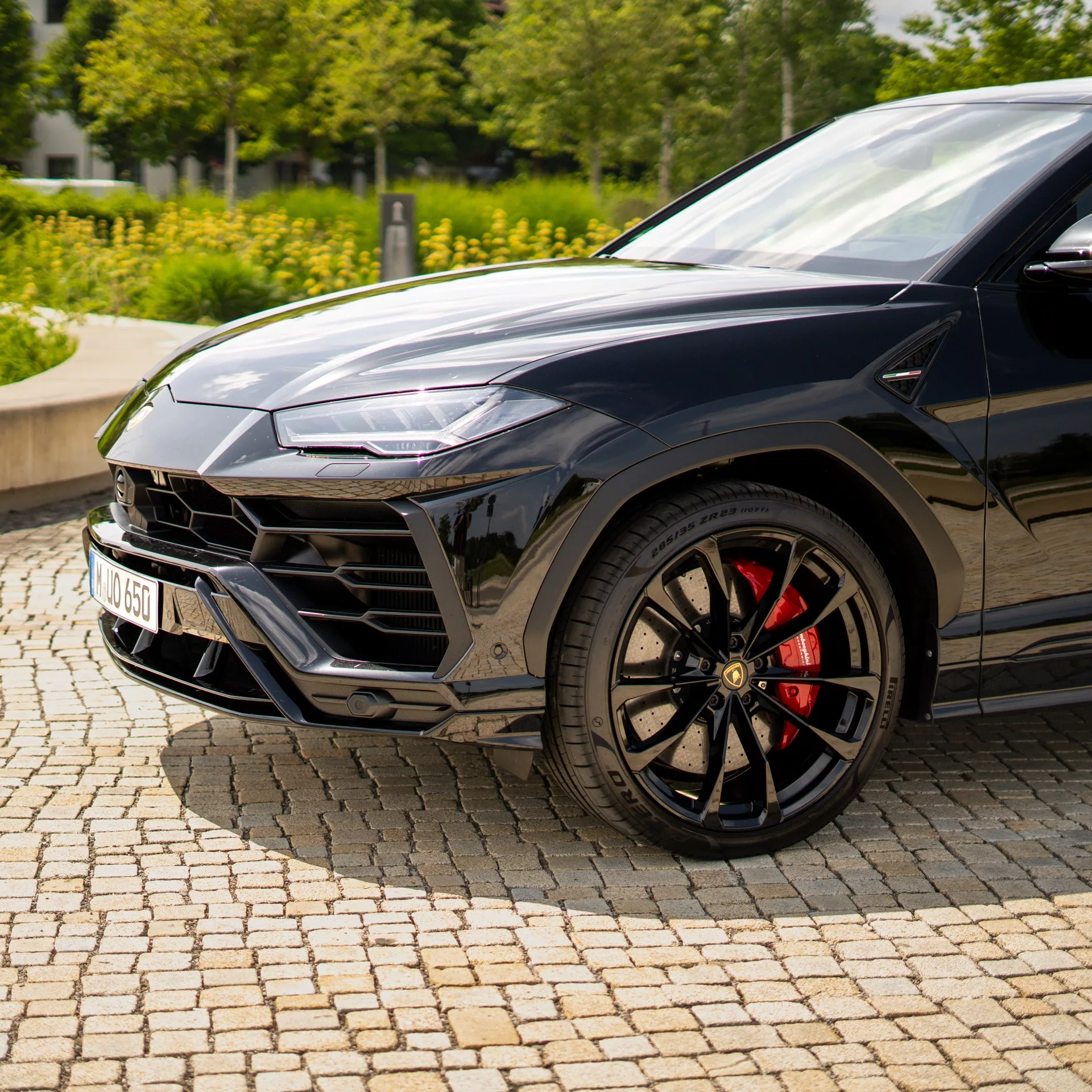 Lamborghini Urus in Schwarz Frontansicht mieten