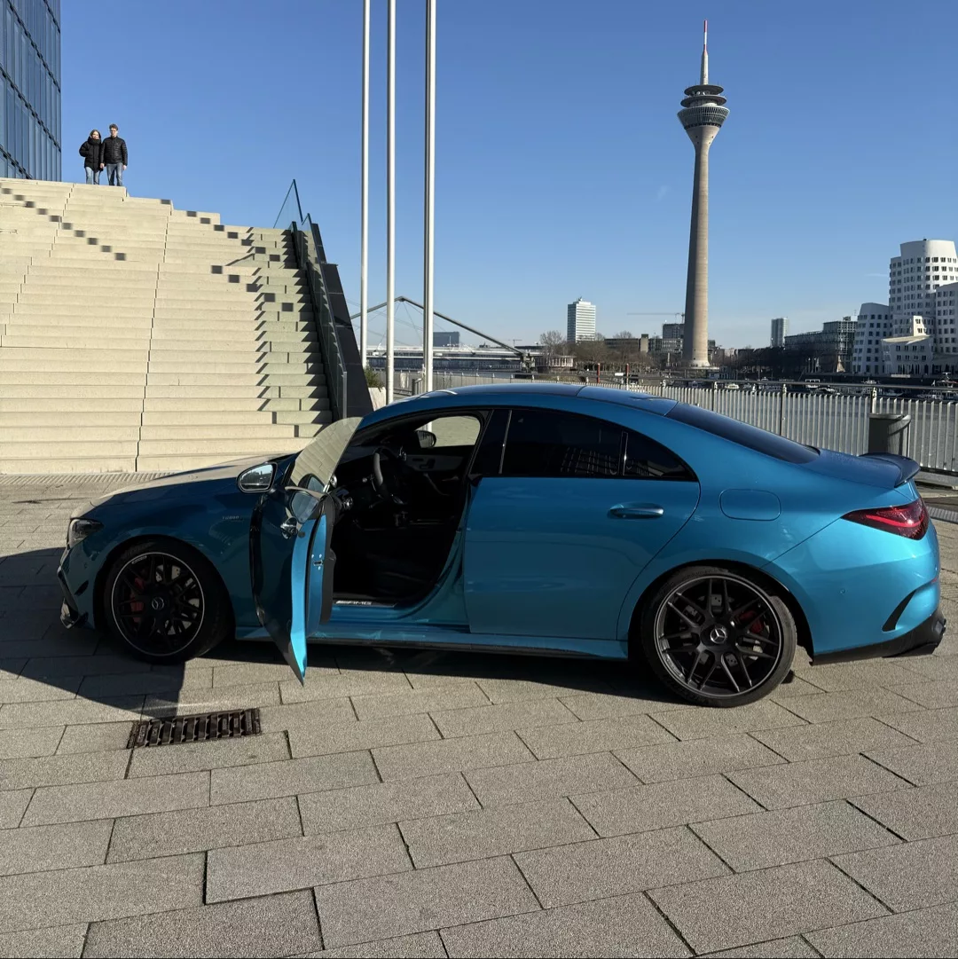 Mercedes Benz CLA 45S AMG in Blau von der Seite mieten