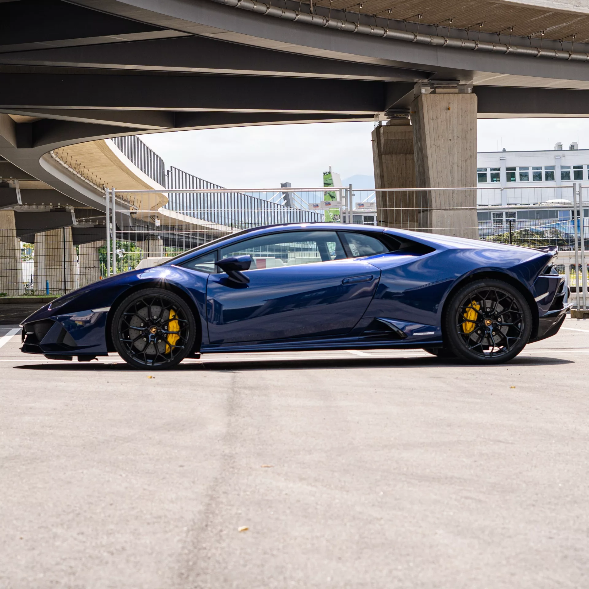 Lamborghini Huracan EVO in Blau von der Seite mieten.
