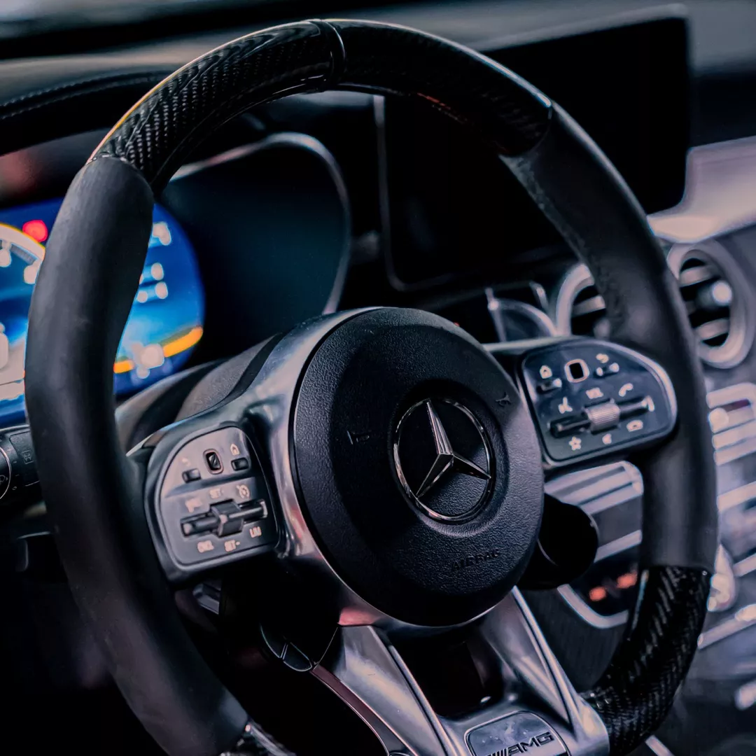 Mercedes C63 S AMG Innenraum mit Lenkrad und Cockpit mieten.