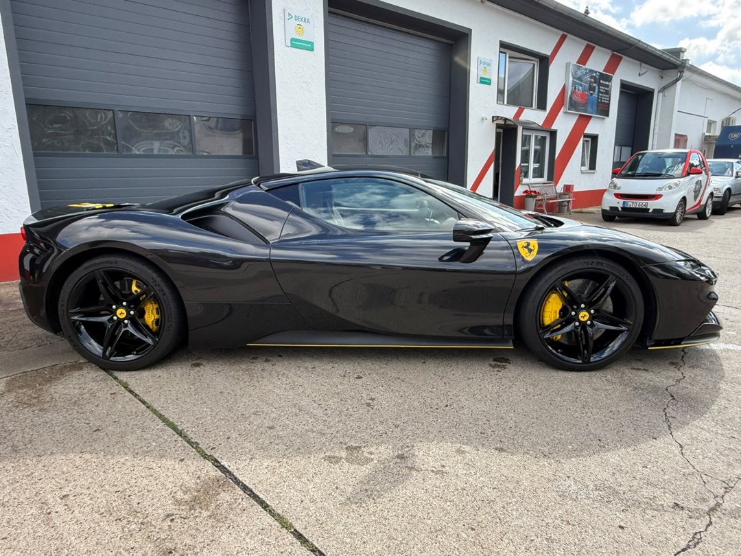 2025 Ferrari null Seitenansicht links - Mieten in Berlin